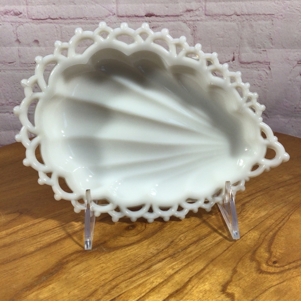 Vintage Westmoreland White Milk Glass Shell Shaped Lace Edge Footed Dish - Picture 1 of 7